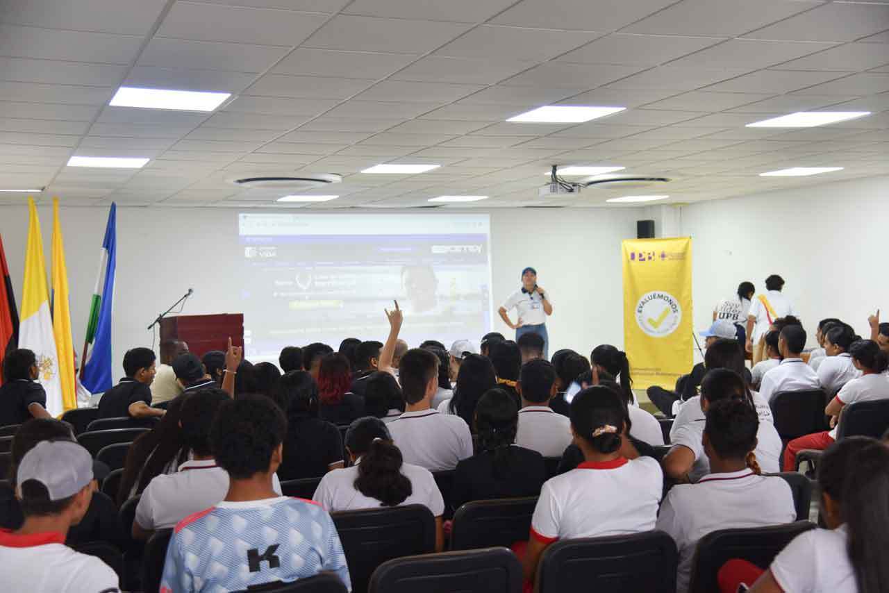 Estudiantes de bachillerato durante los talleres 