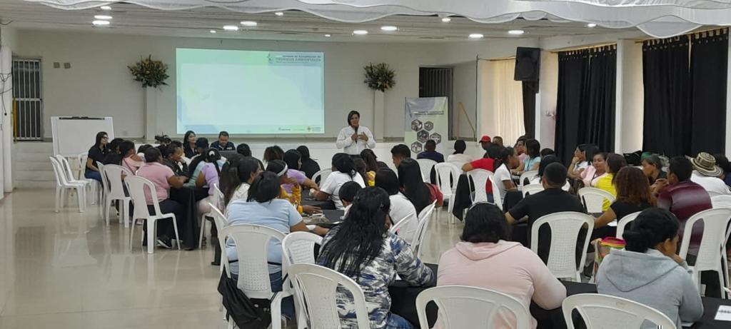 Técnicos y veedores ciudadanos durante la formación en monitoreo ambiental