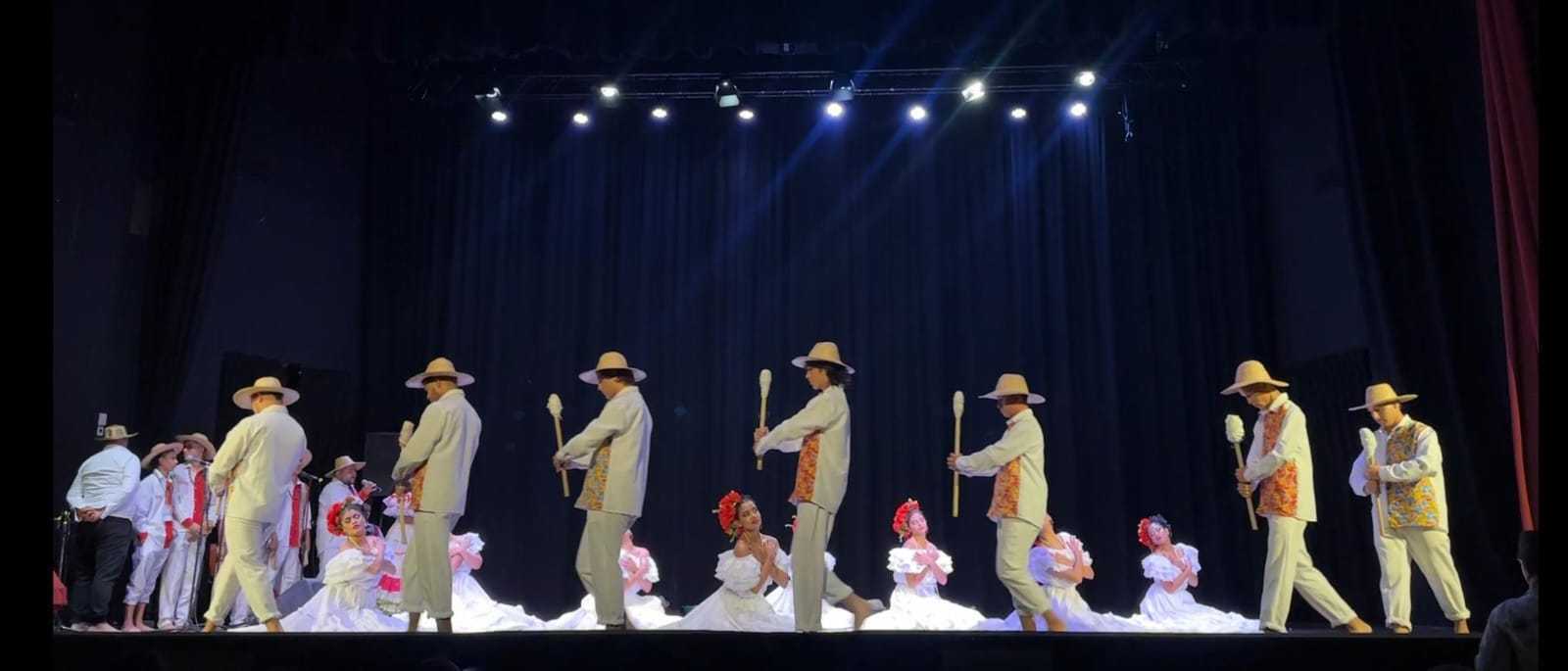 Raíces Caribeñas durante su presentación en tarima