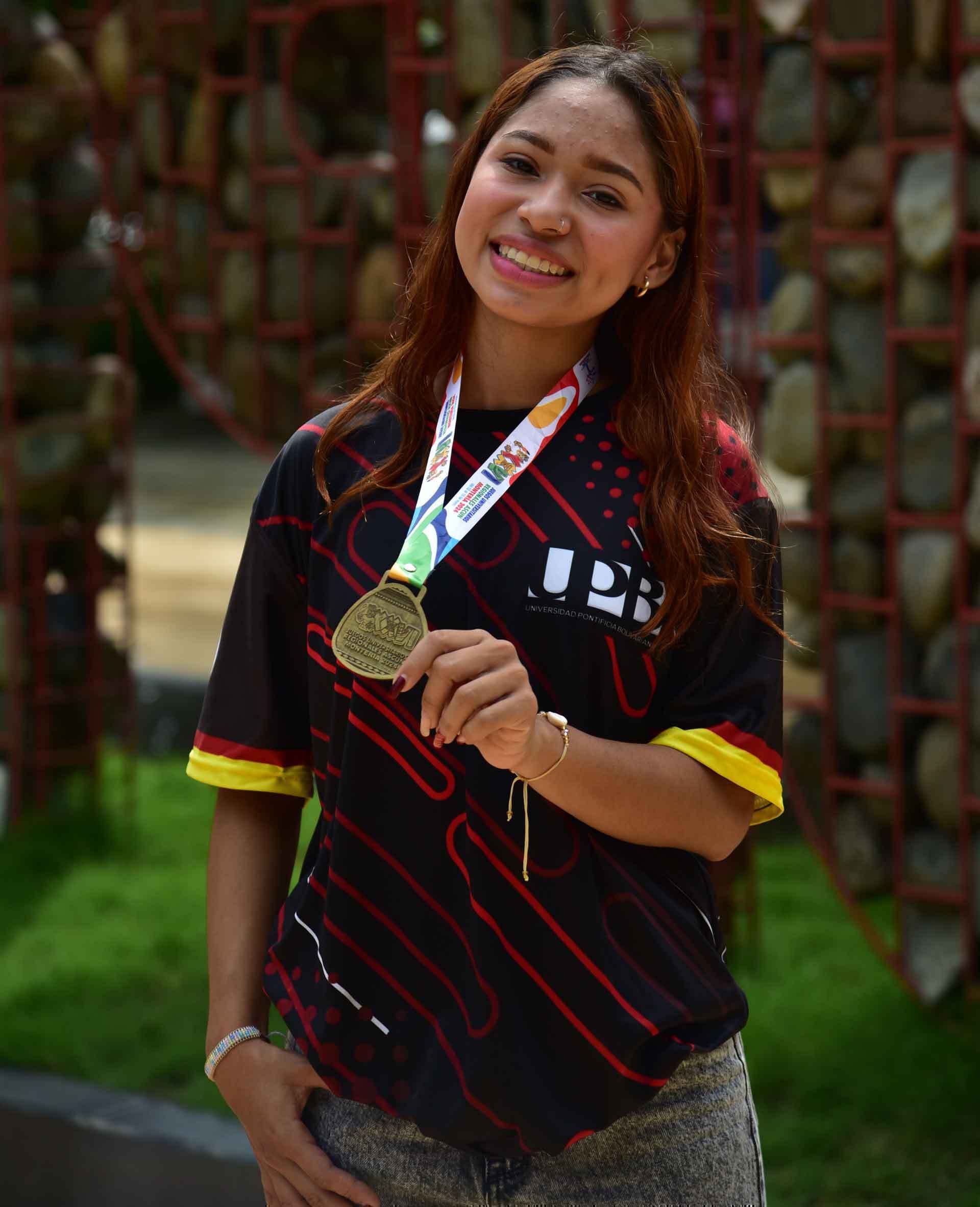 Mary Paz Dominguez Pico, estudiante de Psicología ganadora de la Medalla Oro en natación estilo mariposa 100 mt