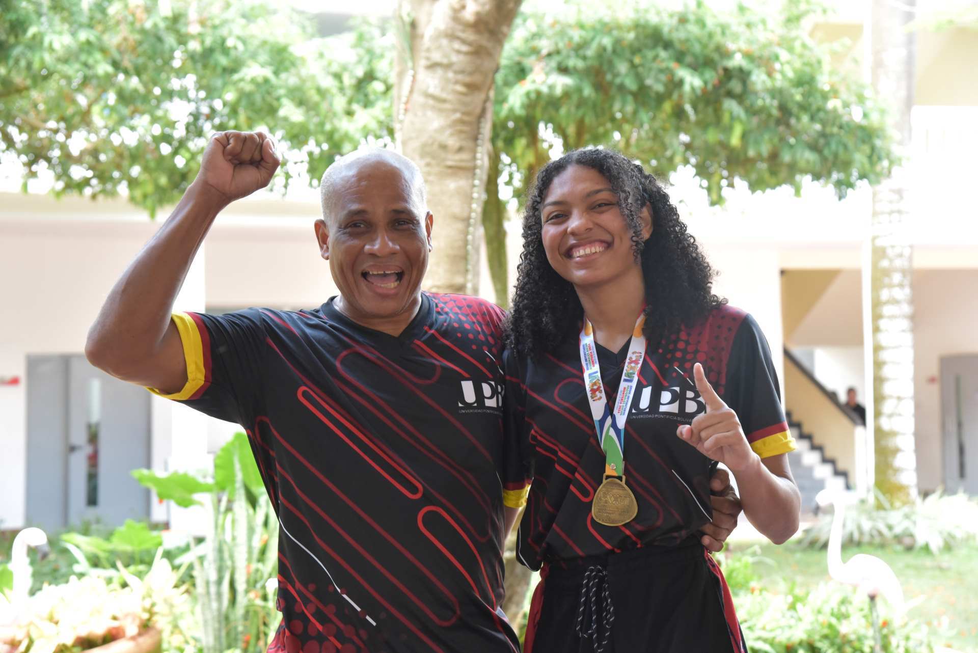 Juan de Dios Valdelamar, instructor de Taekwondo UPB y Nirley Valdelamar Pertuz estudiante taekwondista con su medalla Oro