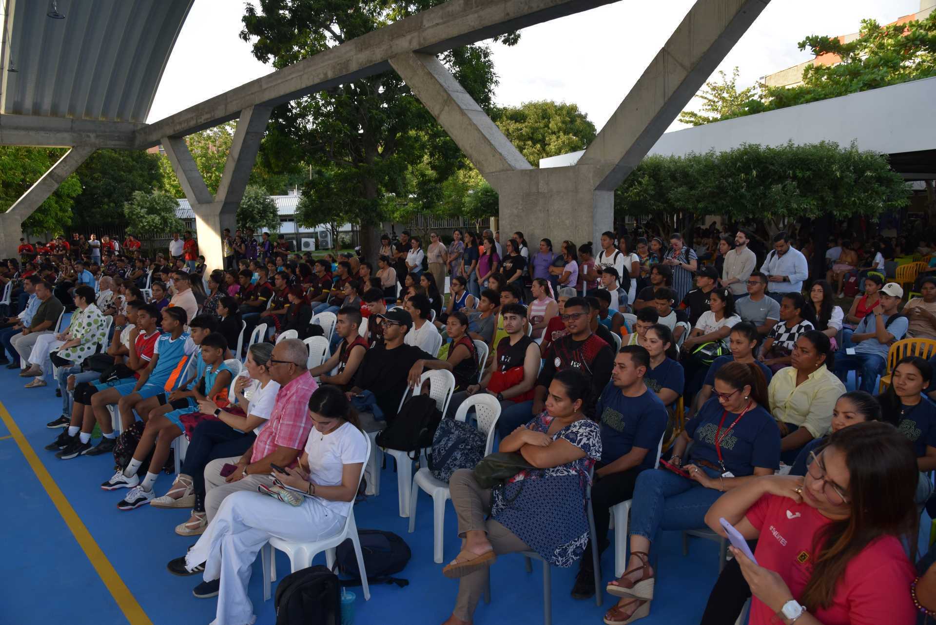 Comunidad universitaria en la apertura del Polideportivo UPB