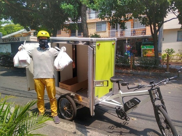 Simón, listo para hacer sus entregas durante la cuarentena.