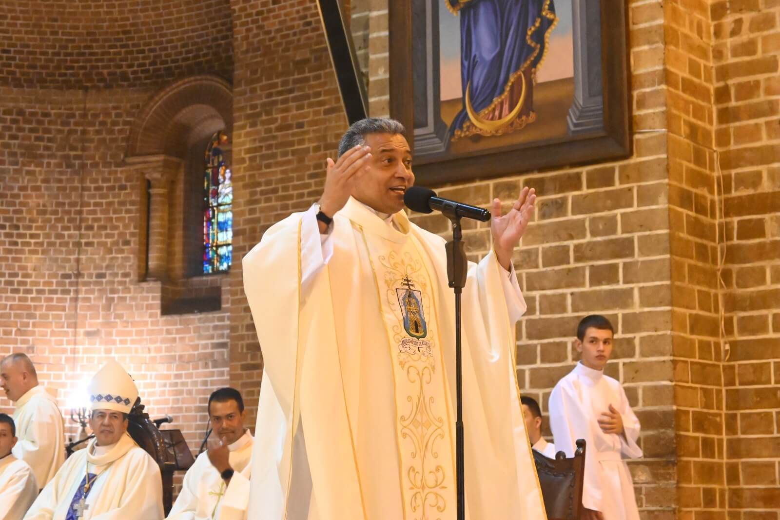 Padre Rector Diego Marulanda en la Eucaristía de Entrega de Becas Arquidiocesanas