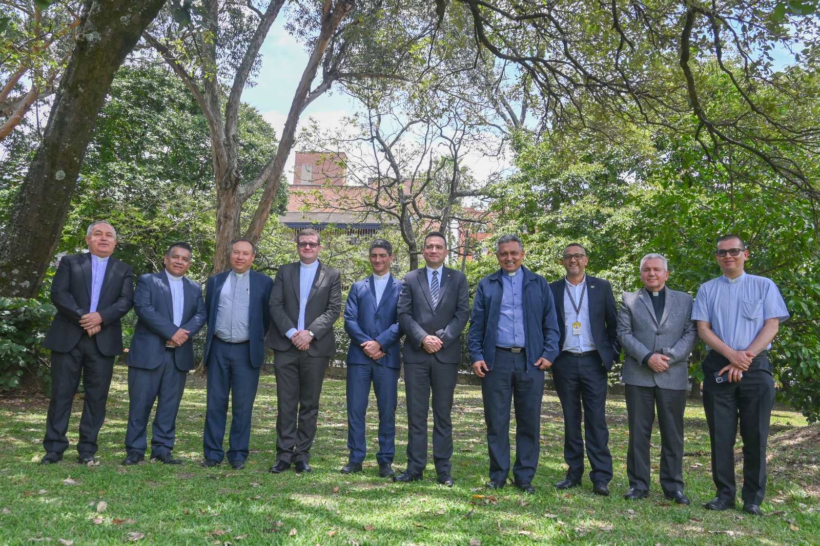 Sacerdotes reunidos con el Padre Augusto Zamipini en la Gira Académica