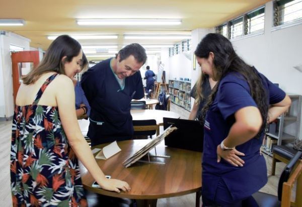 Público observador en la exposición de arte 