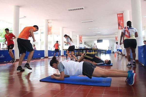 Número uno del tenis de mesa entrena con tenimesistas UPB