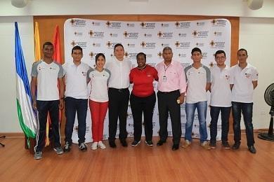 Número uno del tenis de mesa entrena con tenimesistas UPB