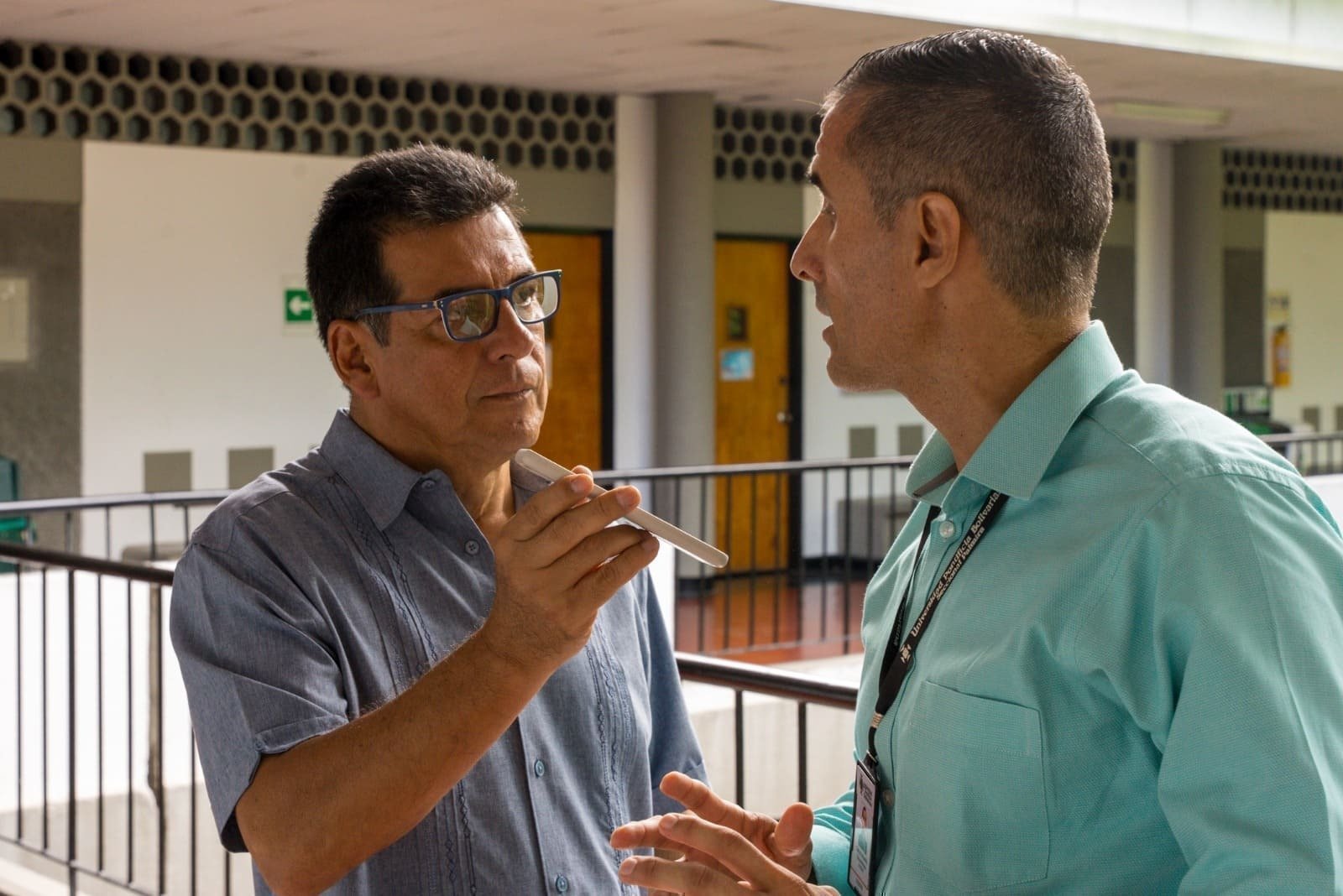 Entrevista al conferencista Mg. Carlos Valencia por los medios periodísticos