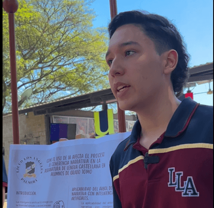 Estudiante del colegio invitado realizando su intervención