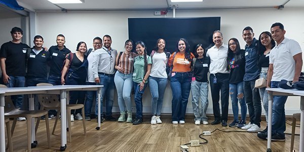 Grupo de estudiantes, visita a Colombina