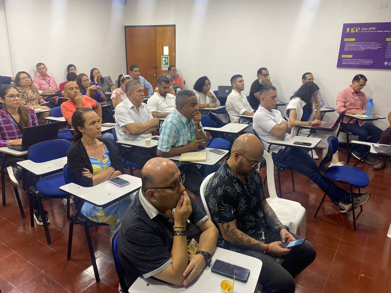 Docentes participando en una de las sesiones de capacitación