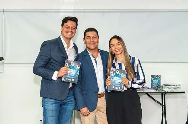 Egresados en el lanzamiento oficial del libro