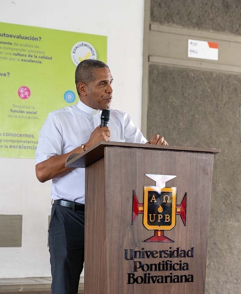 padre Raúl en su discurso de despedida