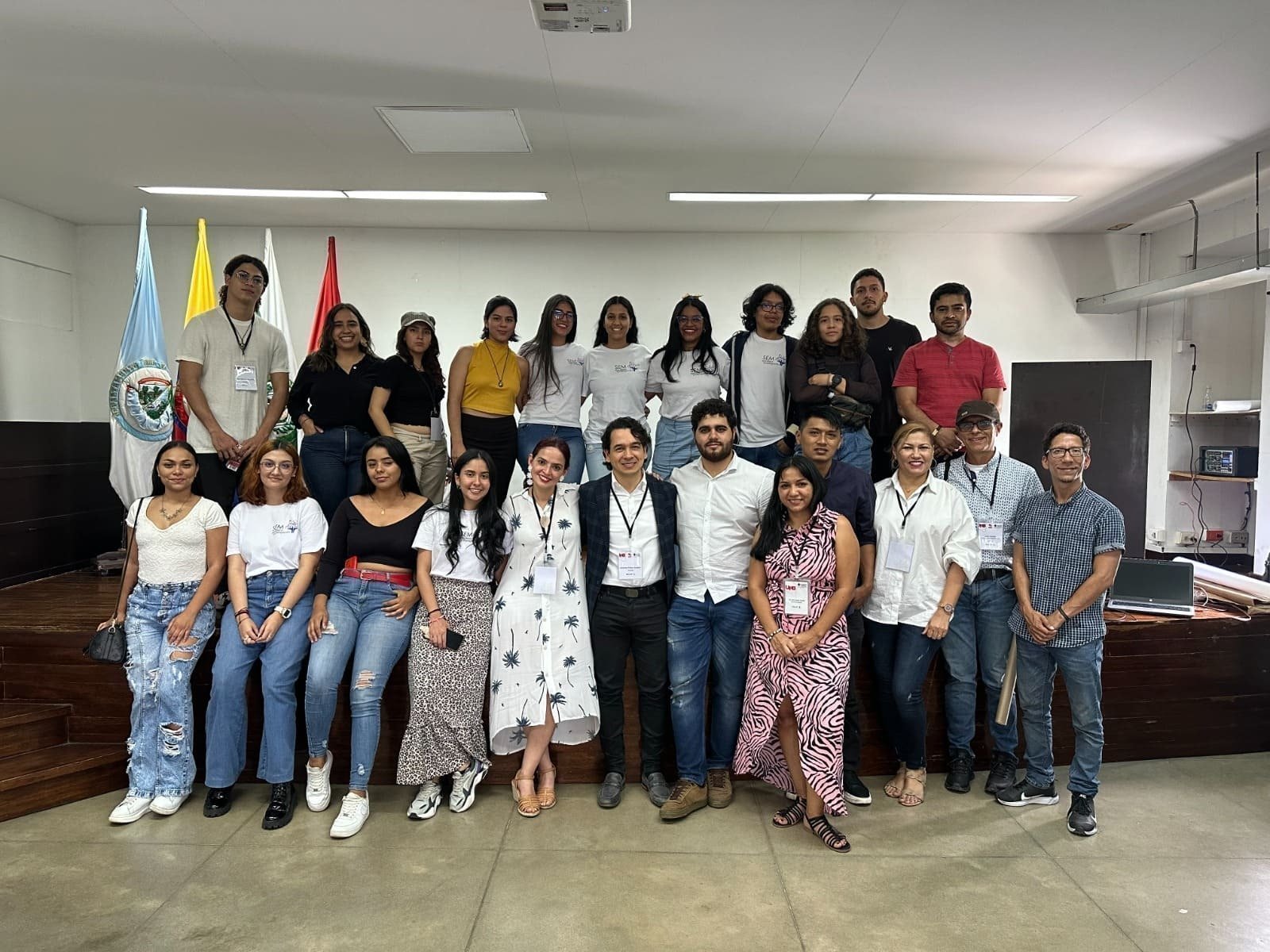 Estudiantes y docentes en el encuentro en auditorio de la Universidad del Valle