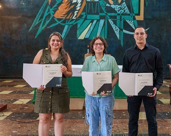 Mejores promedios Saber Pro, de izquierda a derecha: Diana Salgado, Valentina Izquierdo y lLázaro Mejía