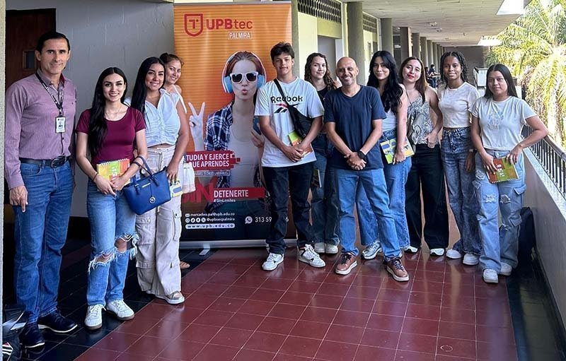 Estudiantes que inician la carrera Técnica en Auxiliar de Mercadeo Digital y Ventas Online