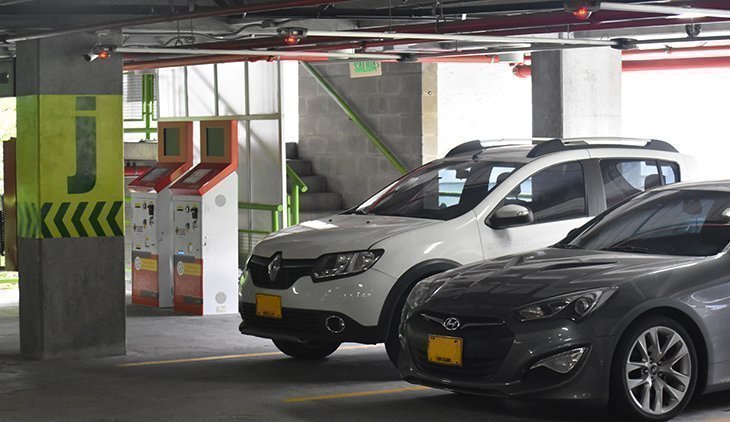 Vehículos en el edificio de parqueaderos de la UPB Medellín