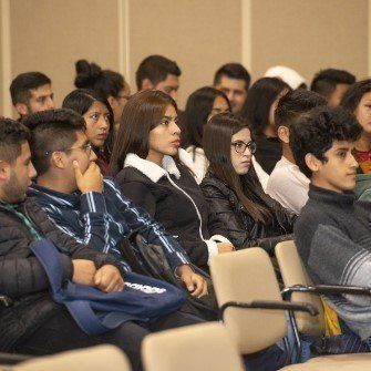 Estudiantes en un auditorio