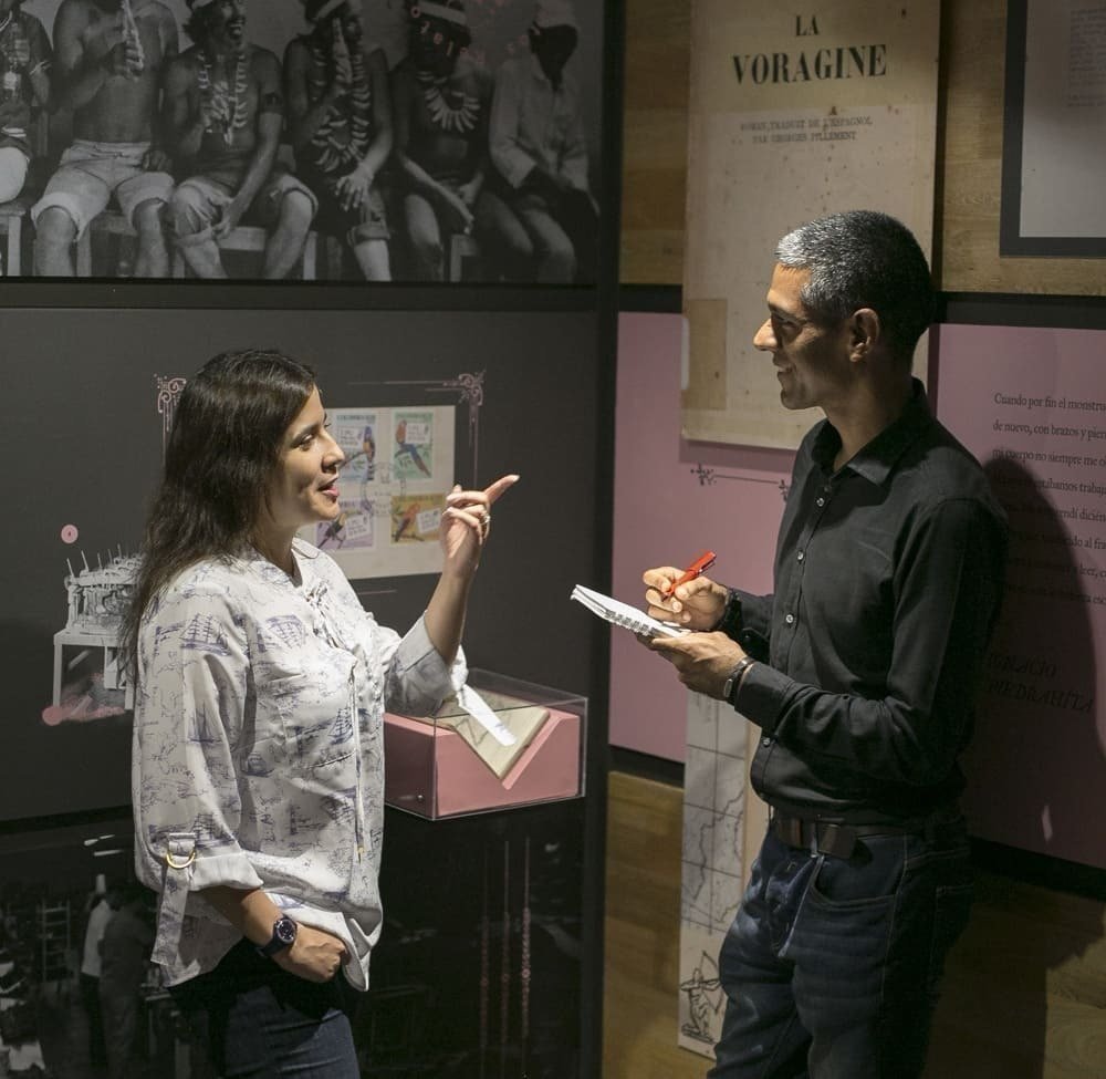 Hombre y mujer conversando