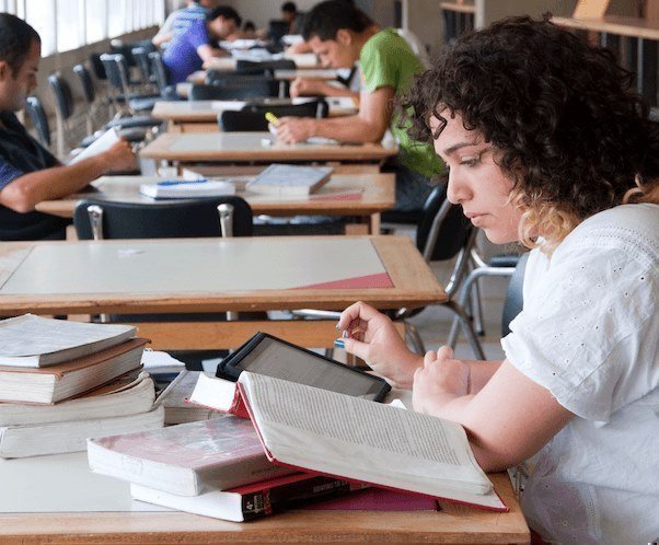 Estudiantes en una biblioteca