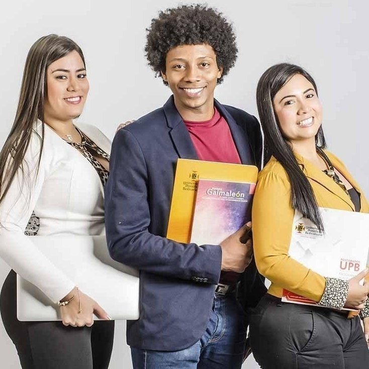 Estudiantes sosteniendo carpeta y documentos UPB