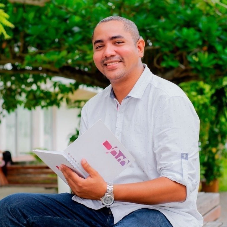 Estudiante sosteniendo cuaderno de la UPB