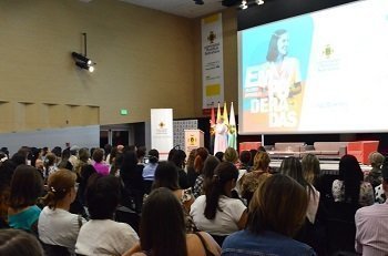 Historiadora realizando su ponencia en el evento.