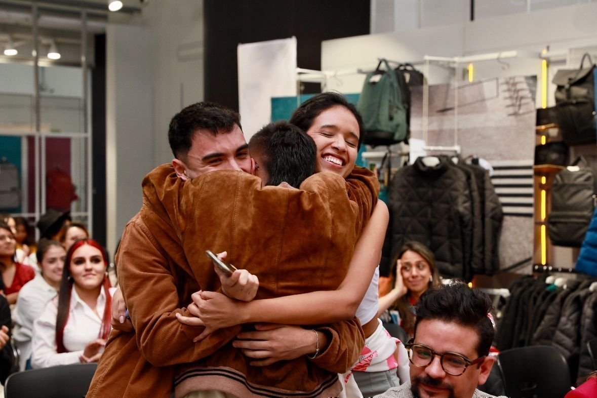 Estudiantes de publicidad en la premiación del concurso 