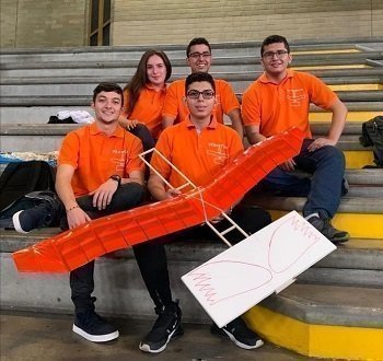 Estudiantes de Ingeniería aeronáutica con planeador inspirado en Da Vinci en el Polideportivo de la Universidad Pontificia Bolivariana