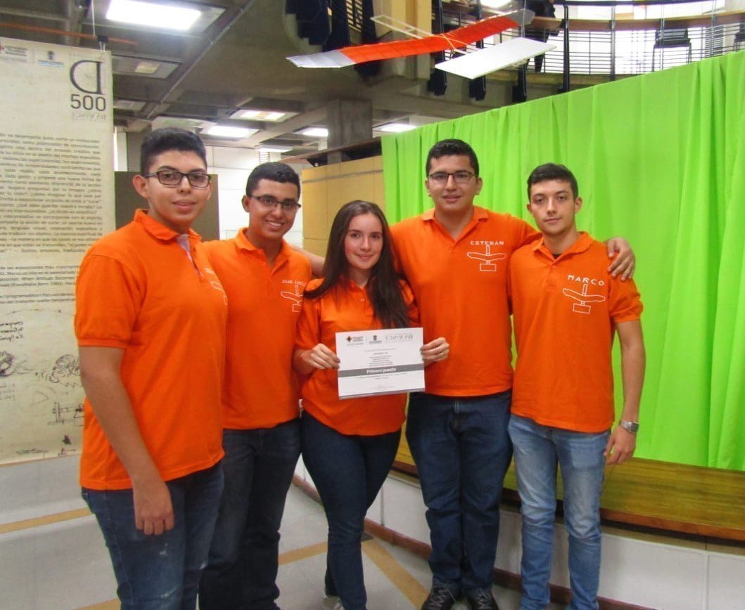 Estudiantes de Ingeniería Aeronáutica sosteniendo reconocimiento