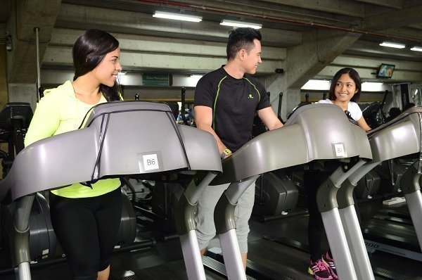 Preparador físico en gimnasio