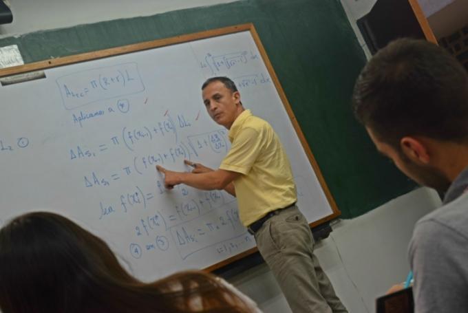 profesor guillermo en salon de clase