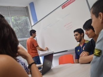 Estudiantes en clase en el linkLab