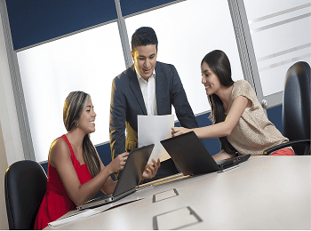 Grupo de estudiantes en el tunel de la cultura