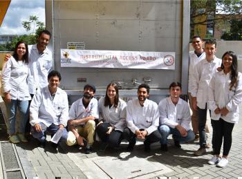 Equipo de investigación reciben contenedor donado por Seeding Labs 