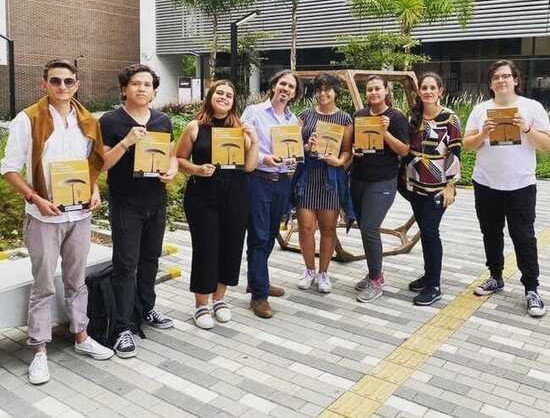 Docente Diego Bernal y estudiantes del semillero de investigación del Programa de Historia.