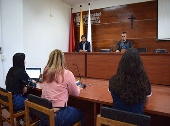 Jóvenes en la sala de audiencias de la UPB