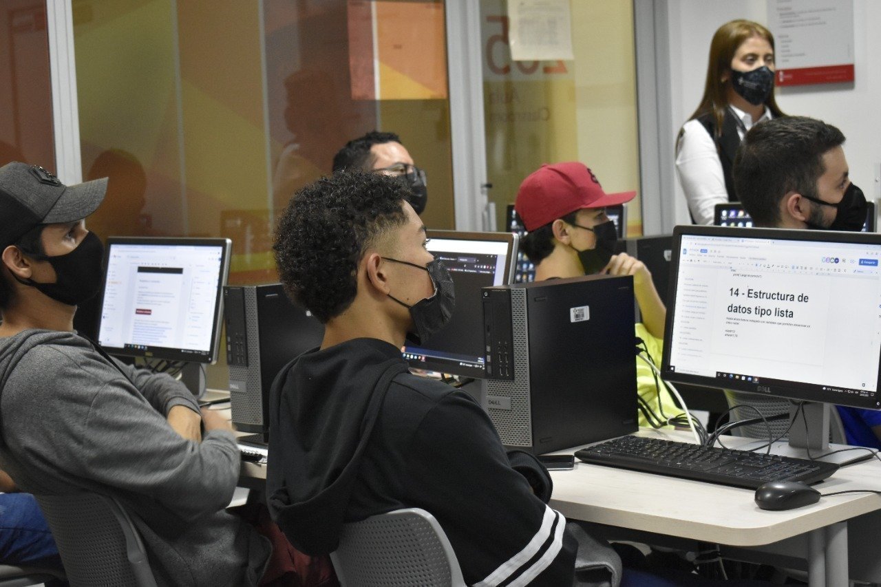 Estudiantes de programación de software de UPBtec