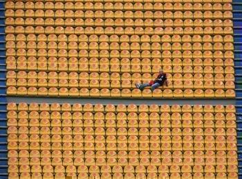 Hombre en las gradas de un estadio de fútbol 