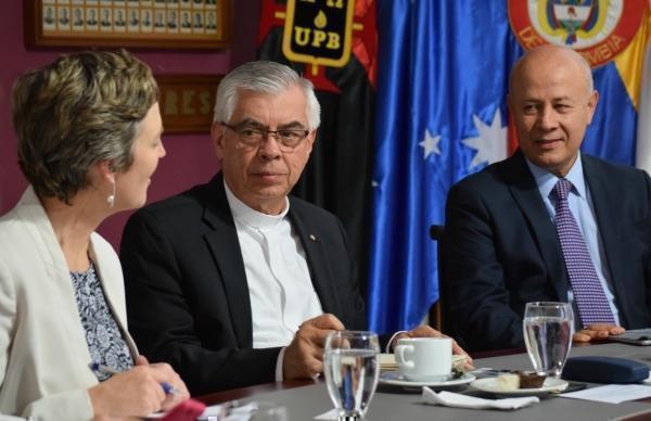 Sophie Davies, embajadora de Australia con Rector General y vicerrector general de la UPB