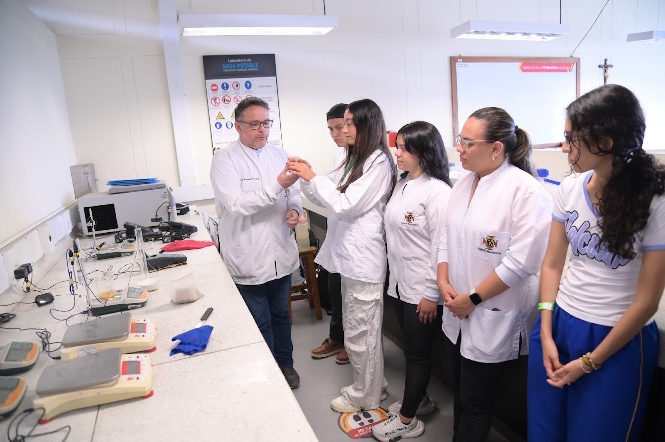 Estudiantes en laboratorios de la UPB