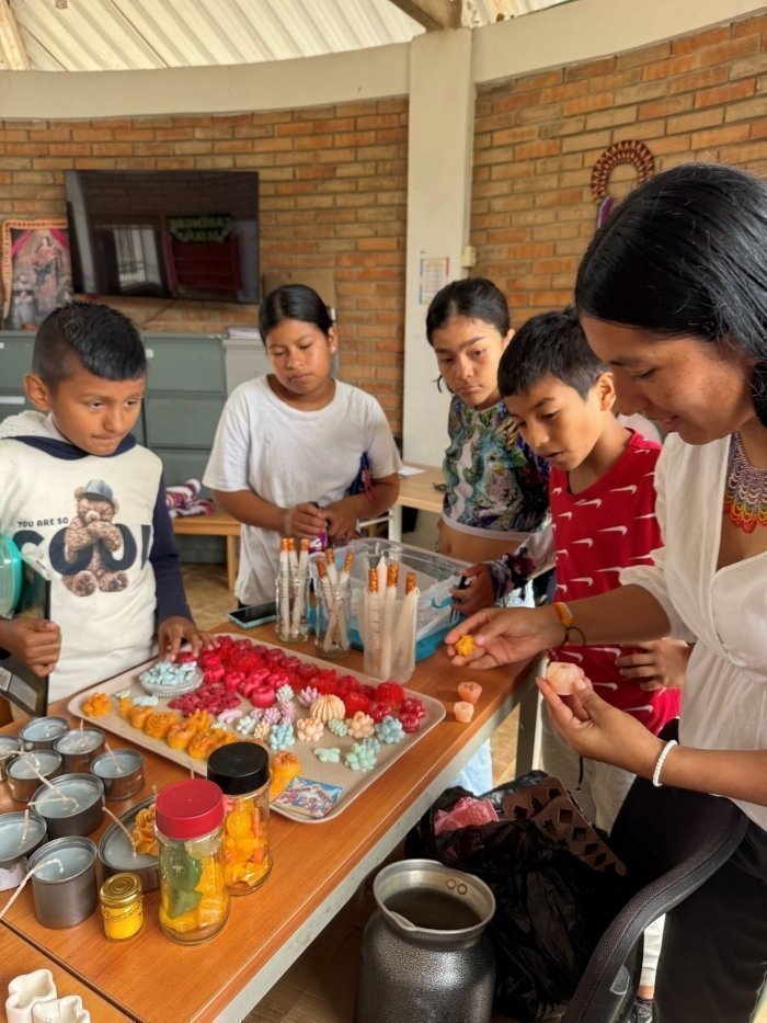 Los estudiantes del  Centro Etnoeducativo Rural Bilingüe Catmëns̈a aprenden a cultivar la chagra, con la orientación de sus maestros, para identificar plantas medicinales y transformarlas en productos bio orgánicos.