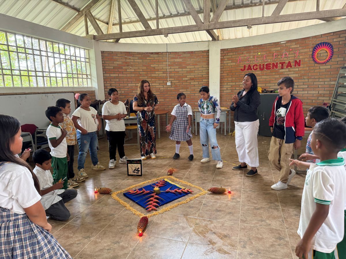 Durante la visita de la UPB al centro educativo, se hizo un taller de vocaciones científicas con estudiantes de tercer grado, donde se exploraron imaginarios sobre la ciencia mediante mandalas, lectura de cuentos y ejercicios de dibujo.