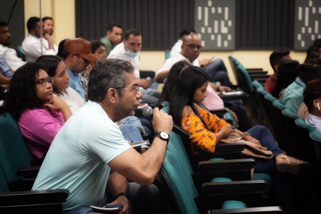 Carlos Eduardo Correa en su exposición de los resultados del proyecto "Un Millón de Corales por Colombia"