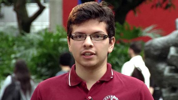 Estudiante hablando de las Razones para estudiar un posgrado en la UPB